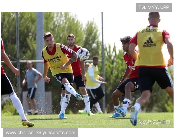 年轻后卫在训练中锻炼长传与回追速度的并行能力